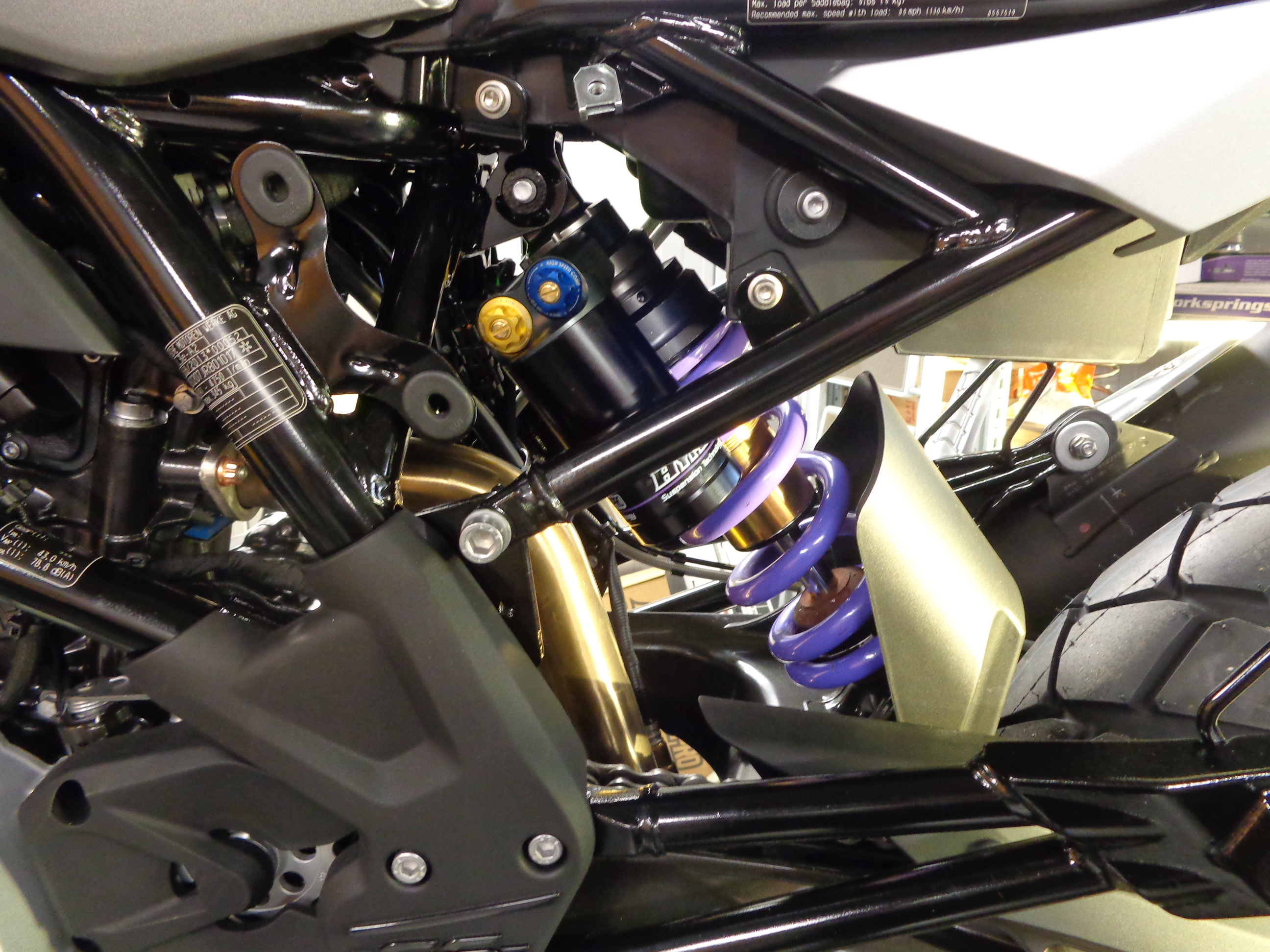 Fixed reservoir shock BMW G 310 GS